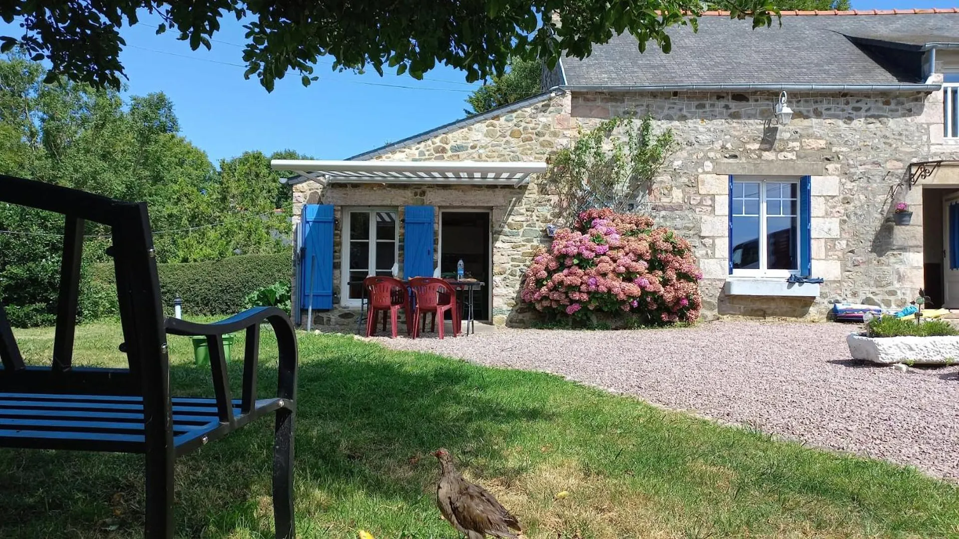 Maison En Pierre contacts